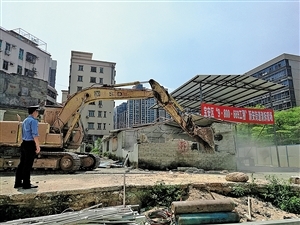 依法拆除32區(qū)4棟建筑物的行動(dòng)紀(jì)實(shí)